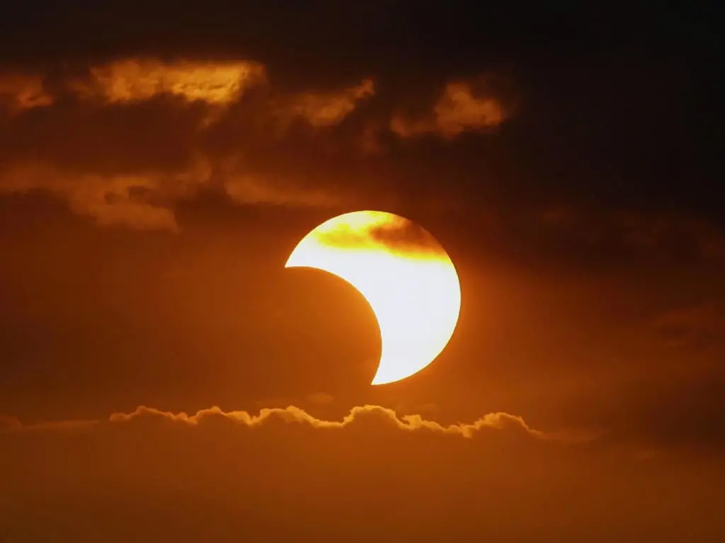 eclipse parcial profundo | Oftalmoceuta - Centro de Ojos de Ceuta · Dr. Medín filename sep oftalmoceuta